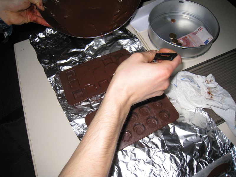 File:Pralines pouring chocolate 28c3 fa28122011.jpg