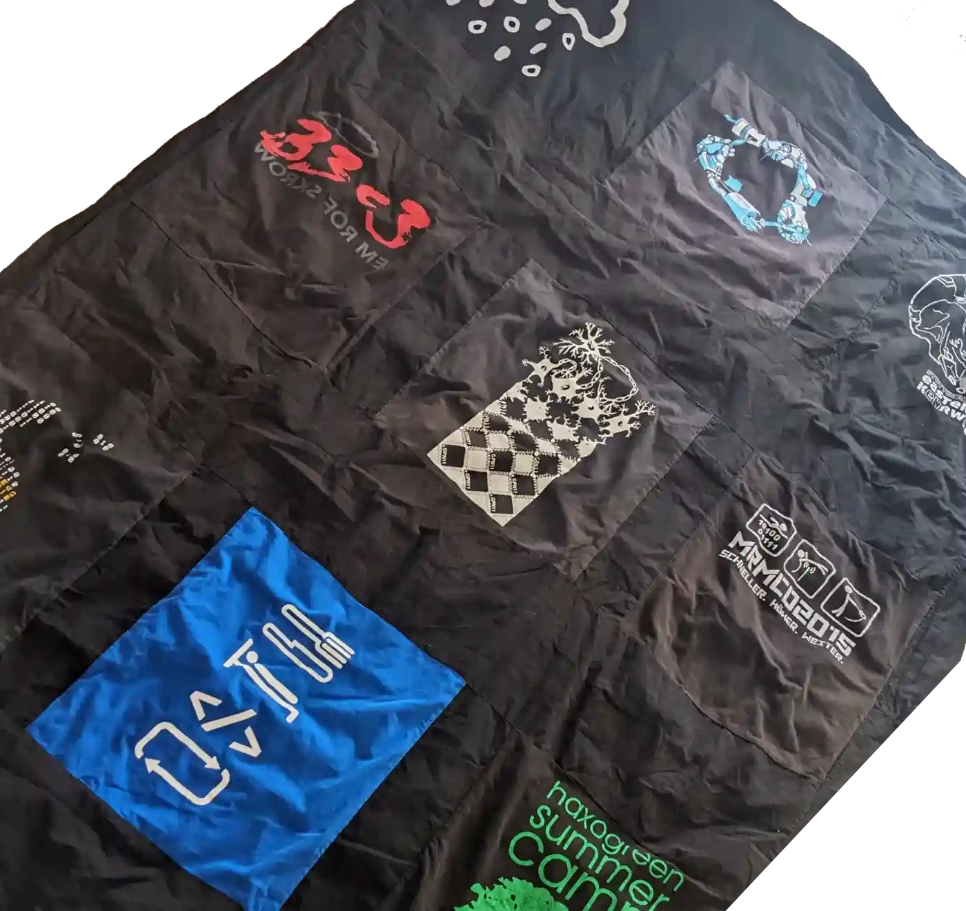 Eine Bettdecke aus verschiedenen Event T-Shirts