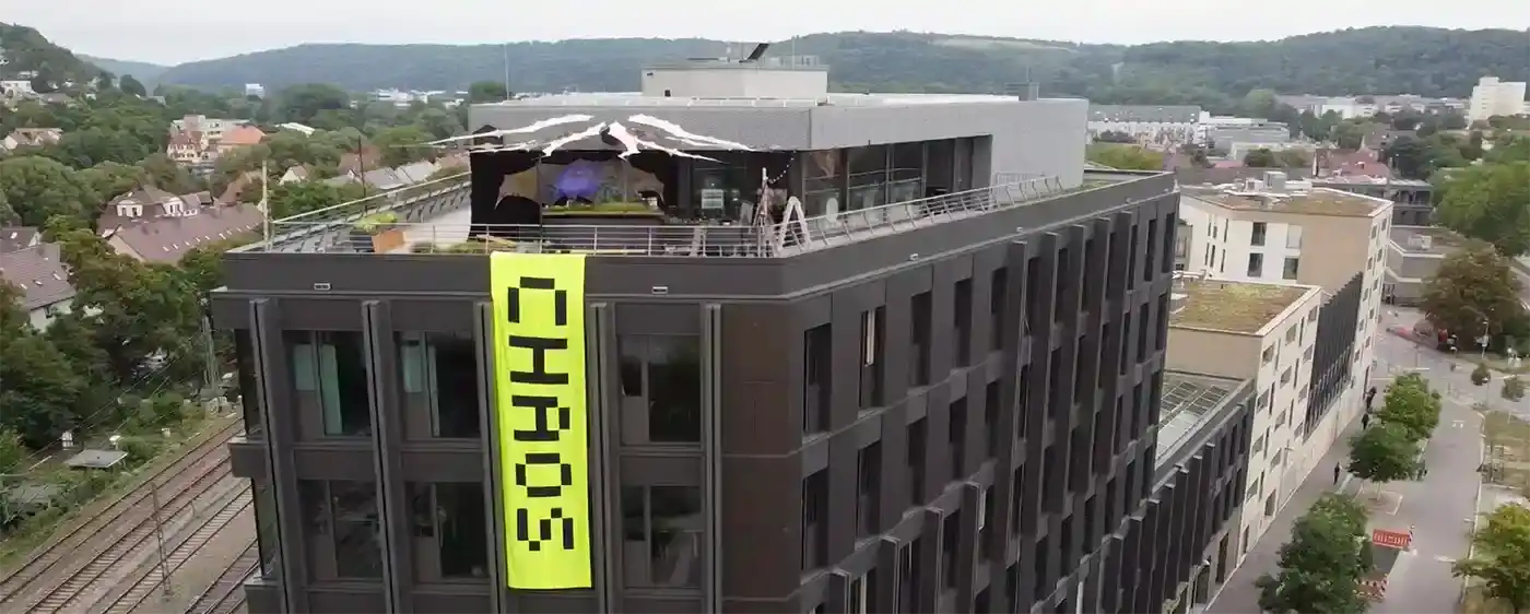 Ein Foto des Veranstaltungsortes Westspitze mit einem großen, gelben Banner mit der Aufschrift Chaos.