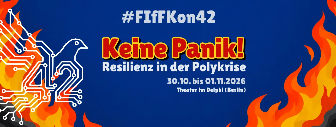 Banner mit Name und Motto der Veranstaltung „#FIfFKon24 - Keine Panik! Resilienz in der Polykrise“. Rechts daneben das Logo der Veranstaltung: Eine Friedenstaube aus Leiterbahnen gezeichnet. Der Hintergrund ist blau und an den Rändern des banners lecken Flammen.